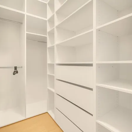 Modern 4-room With Office In A Quiet Area アパート *
